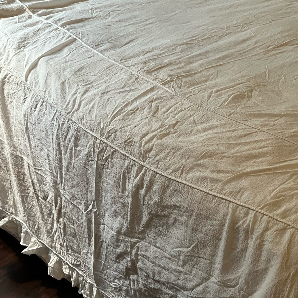 Seersucker lightweight bed cover / bedspread with ruffle classic beauty